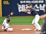 전민재 ‘병살로 간다’[포토]