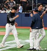 이민석 ‘김태형 감독의 축하 받으며’[포토]