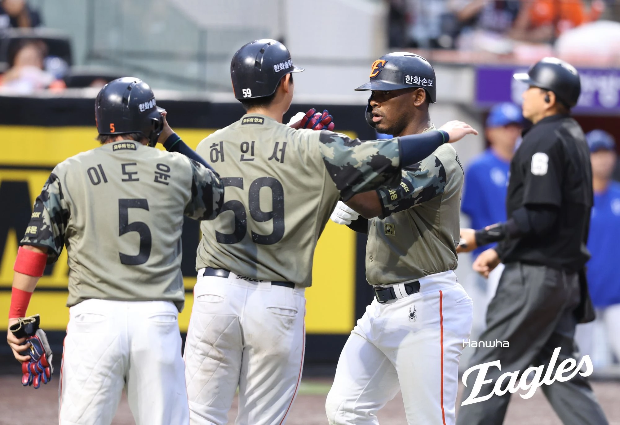 한화 이글스 외국인 타자 요나단 페라자(오른쪽)가 20일 대전 한화생명 볼파크에서 열린 2026 신한 SOL KBO리그 삼성과의 팀 간 8차전에서 멀티 홈런을 기록, 팀 6연패 탈출을 이끌었다. 사진 한화 이글스