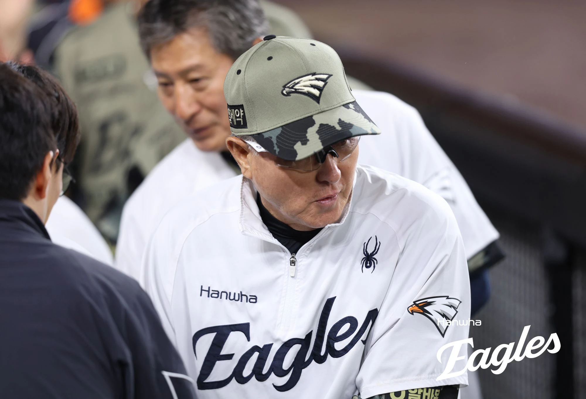 김경문(오른쪽) 감독이 이끄는 한화 이글스가 20일 대전 한화생명 볼파크에서 열린 2026 신한 SOL KBO리그 삼성 라이온즈와의 팀 간 8차전에서 10-4로 이겼다. 김경문 감독은 KBO 역대 4번째 감독 2000경기 출장 경기에서 승리를 챙겼다. 사진 한화 이글스
