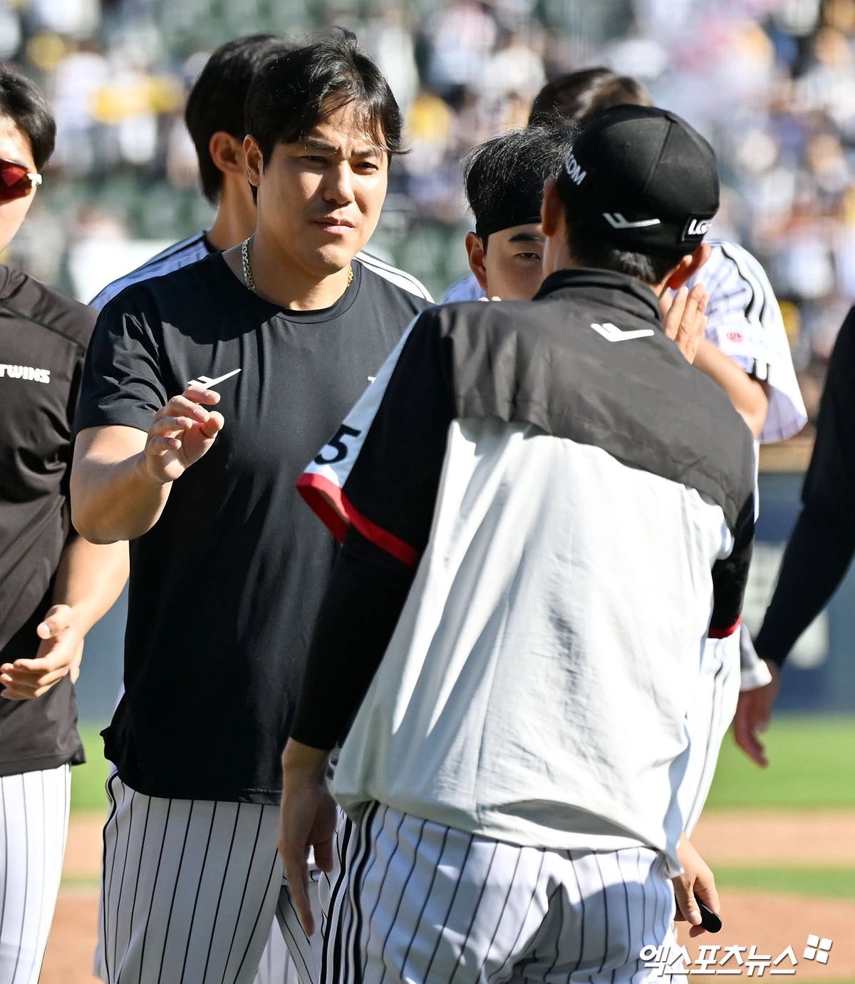 23일 오후 서울 송파구 잠실야구장에서 열린 '2026 신한 SOL Bank KBO리그' 키움 히어로즈와 LG 트윈스의 경기, LG가 3회에만 4점을 뽑아내며 키움에 5:2 역전승을 거뒀다. 이날 경기에서 승리한 LG 김진성이 염경엽 감독과 하이파이브를 하고 있다. 엑스포츠뉴스 DB