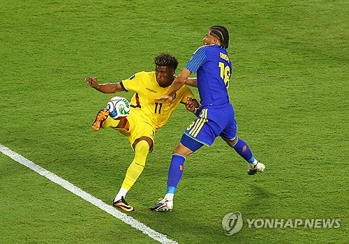 딕 아드보카트(네덜란드) 감독이 이끄는 퀴라소 축구대표팀은 21일 미국 미주리주 캔자스 시티 스타디움에서 열린 2026 북중미 월드컵 조별리그 E조 2차전에서 골키퍼 엘로이 룸의 눈부신 선방 덕분에 에콰도르와 0-0으로 비겼다. 1차전에서 독일에 1-7로 대패했던 퀴라소는 1무 1패가 되면서 승점 1을 얻었다. 퀴라소 축구 역사상 월드컵 본선 첫 승점이다. 퀴라소는 이날 무승부에도 조 4위에서 벗어나지는 못했으나 코트디부아르와의 조별리그 최종전에서 승리하면 32강에 오를 수도 있다. 연합뉴스