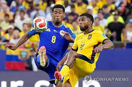 딕 아드보카트(네덜란드) 감독이 이끄는 퀴라소 축구대표팀은 21일 미국 미주리주 캔자스 시티 스타디움에서 열린 2026 북중미 월드컵 조별리그 E조 2차전에서 골키퍼 엘로이 룸의 눈부신 선방 덕분에 에콰도르와 0-0으로 비겼다. 1차전에서 독일에 1-7로 대패했던 퀴라소는 1무 1패가 되면서 승점 1을 얻었다. 퀴라소 축구 역사상 월드컵 본선 첫 승점이다. 퀴라소는 이날 무승부에도 조 4위에서 벗어나지는 못했으나 코트디부아르와의 조별리그 최종전에서 승리하면 32강에 오를 수도 있다. 연합뉴스