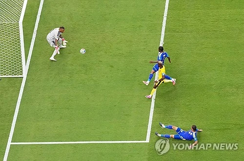딕 아드보카트(네덜란드) 감독이 이끄는 퀴라소 축구대표팀은 21일 미국 미주리주 캔자스 시티 스타디움에서 열린 2026 북중미 월드컵 조별리그 E조 2차전에서 골키퍼 엘로이 룸의 눈부신 선방 덕분에 에콰도르와 0-0으로 비겼다. 1차전에서 독일에 1-7로 대패했던 퀴라소는 1무 1패가 되면서 승점 1을 얻었다. 퀴라소 축구 역사상 월드컵 본선 첫 승점이다. 퀴라소는 이날 무승부에도 조 4위에서 벗어나지는 못했으나 코트디부아르와의 조별리그 최종전에서 승리하면 32강에 오를 수도 있다. 연합뉴스