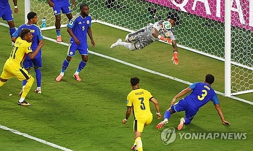 딕 아드보카트(네덜란드) 감독이 이끄는 퀴라소 축구대표팀은 21일 미국 미주리주 캔자스 시티 스타디움에서 열린 2026 북중미 월드컵 조별리그 E조 2차전에서 골키퍼 엘로이 룸의 눈부신 선방 덕분에 에콰도르와 0-0으로 비겼다. 1차전에서 독일에 1-7로 대패했던 퀴라소는 1무 1패가 되면서 승점 1을 얻었다. 퀴라소 축구 역사상 월드컵 본선 첫 승점이다. 퀴라소는 이날 무승부에도 조 4위에서 벗어나지는 못했으나 코트디부아르와의 조별리그 최종전에서 승리하면 32강에 오를 수도 있다. 연합뉴스