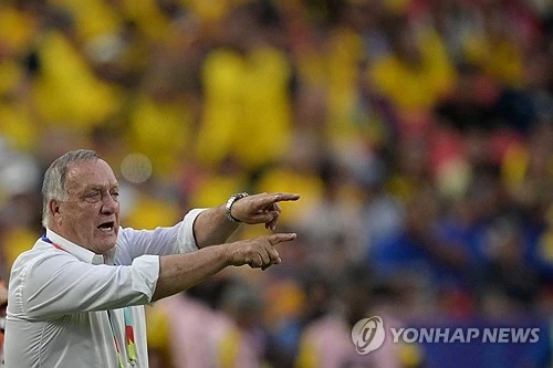 딕 아드보카트(네덜란드) 감독이 이끄는 퀴라소 축구대표팀은 21일 미국 미주리주 캔자스 시티 스타디움에서 열린 2026 북중미 월드컵 조별리그 E조 2차전에서 골키퍼 엘로이 룸의 눈부신 선방 덕분에 에콰도르와 0-0으로 비겼다. 1차전에서 독일에 1-7로 대패했던 퀴라소는 1무 1패가 되면서 승점 1을 얻었다. 퀴라소 축구 역사상 월드컵 본선 첫 승점이다. 퀴라소는 이날 무승부에도 조 4위에서 벗어나지는 못했으나 코트디부아르와의 조별리그 최종전에서 승리하면 32강에 오를 수도 있다. 연합뉴스