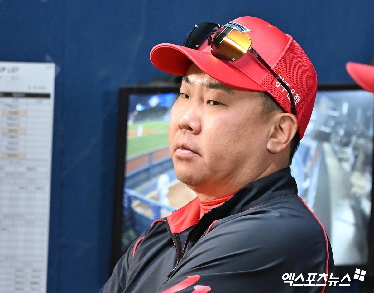 18일 오후 서울 송파구 잠실야구장에서 열린 '2026 신한 SOL Bank KBO리그' KIA 타이거즈와 두산 베어스의 경기, KIA 이범호 감독이 경기를 지켜보고 있다. 엑스포츠뉴스 DB
