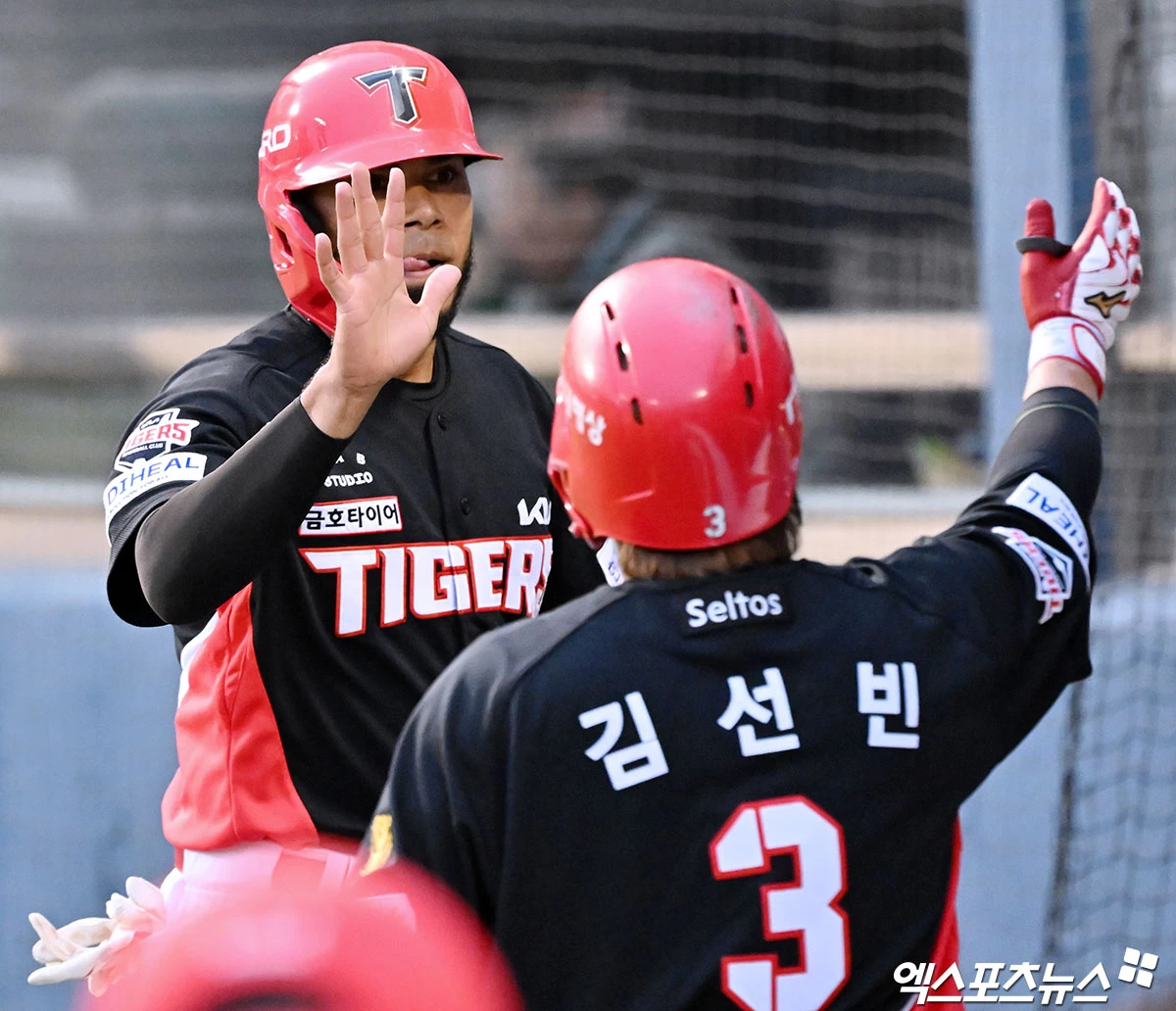 31일 오후 서울 송파구 잠실야구장에서 열린 '2026 신한 SOL Bank KBO리그' KIA 타이거즈와 LG 트윈스의 경기, 1회초 1사 2루 KIA 카스트로가 김도영의 1타점 적시타때 득점에 성공하고 있다. 엑스포츠뉴스 DB
