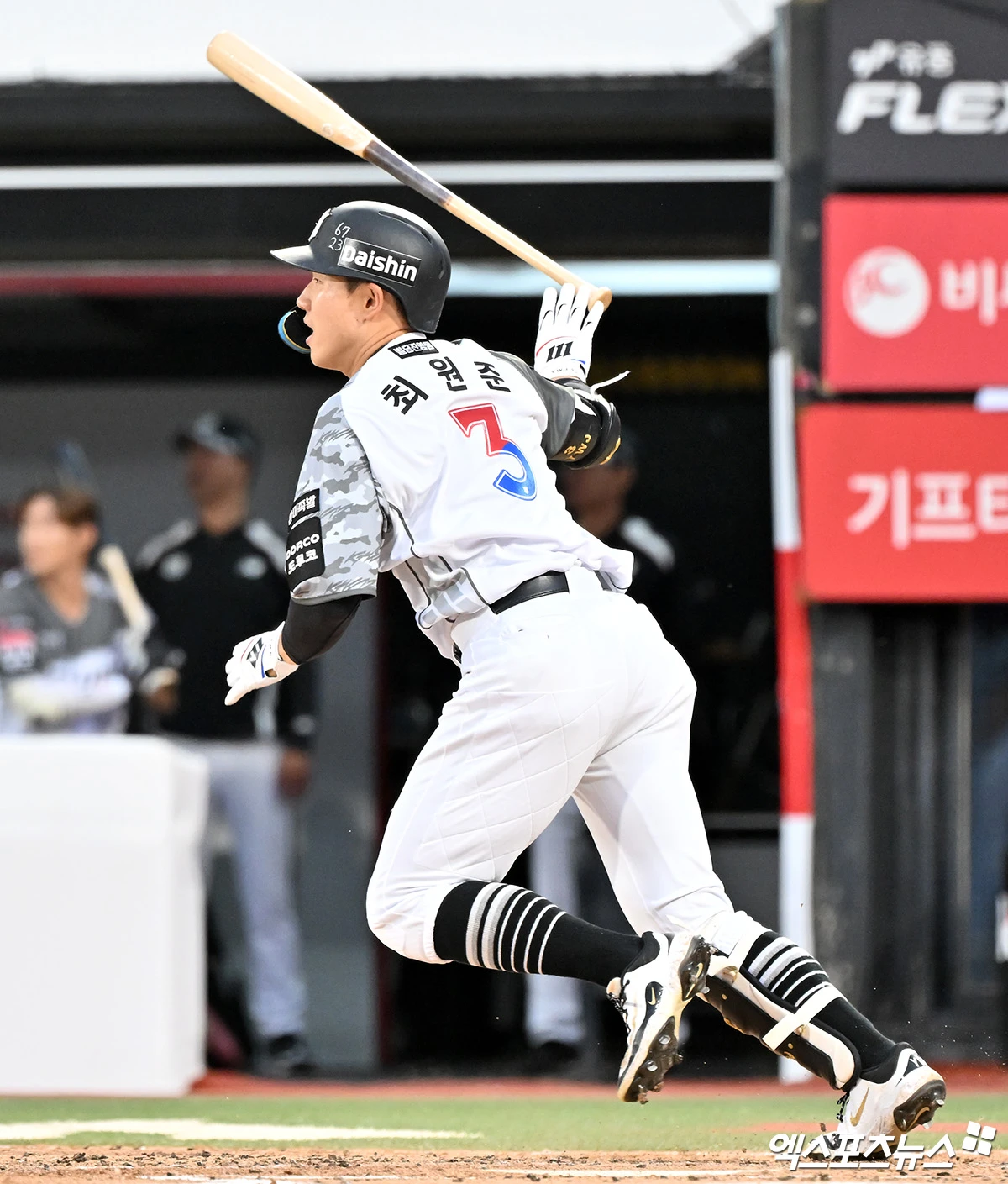 9일 오후 수원KT위즈파크에서 열린 '2026 신한 SOL Bank KBO리그' 삼성 라이온즈와 KT 위즈의 경기, 3회말 무사 1루 KT 최원준이 우전안타를 날리고 있다. 엑스포츠뉴스 DB