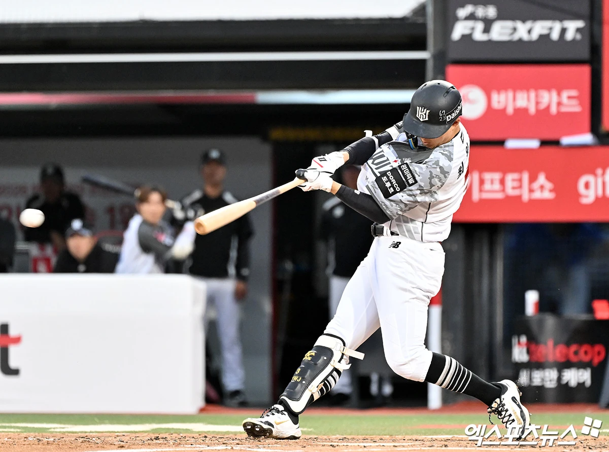 9일 오후 수원KT위즈파크에서 열린 '2026 신한 SOL Bank KBO리그' 삼성 라이온즈와 KT 위즈의 경기, 3회말 무사 1루 KT 최원준이 우전안타를 날리고 있다. 엑스포츠뉴스 DB