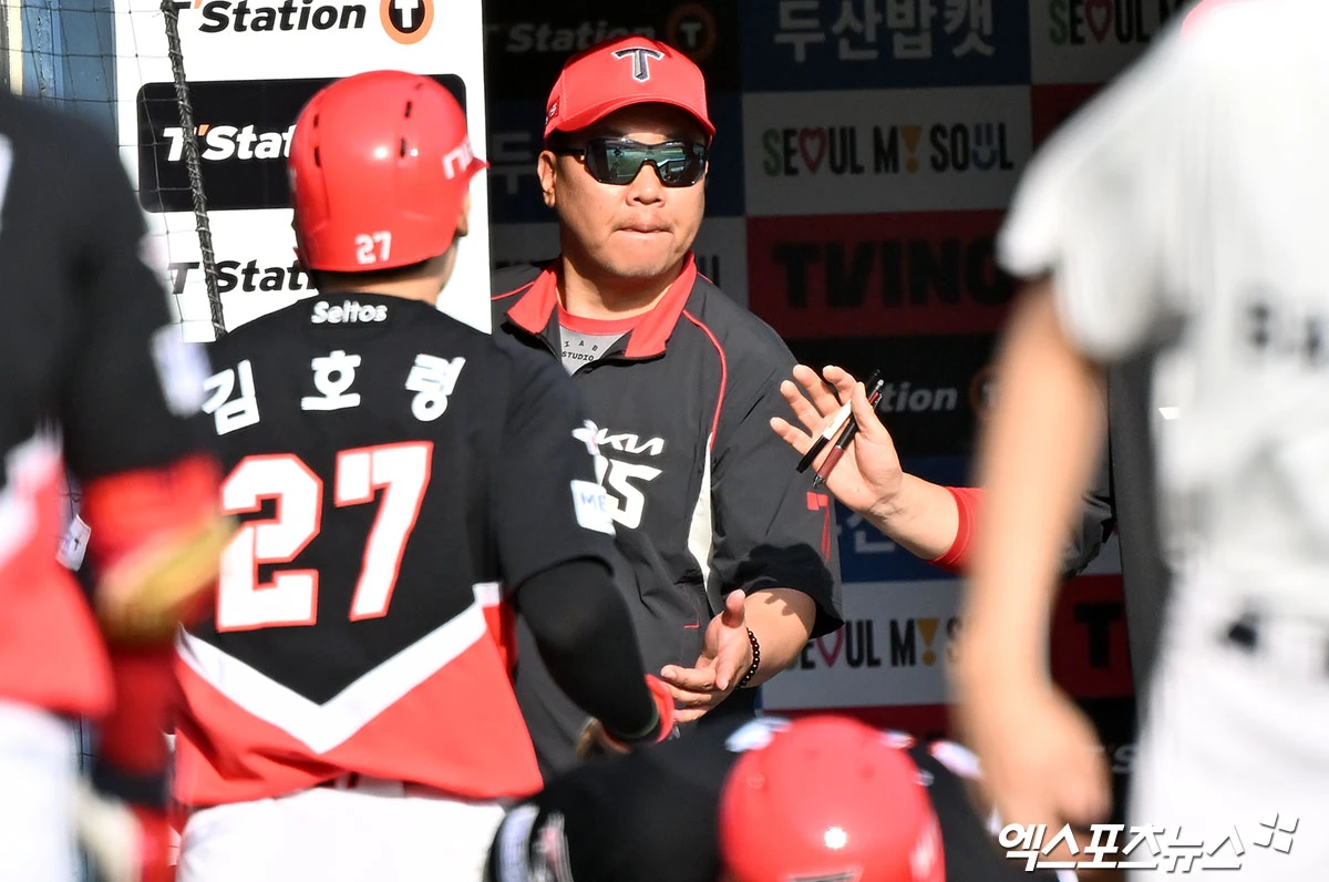 19일 오후 서울 송파구 잠실야구장에서 열린 '2026 신한 SOL Bank KBO리그' KIA 타이거즈와 두산 베어스의 경기, 8회초 2사 1,2루 KIA 이범호 감독이 박민의 1타점 2루타때 득점에 성공한 김호령과 하이파이브를 하고 있다. 엑스포츠뉴스 DB
