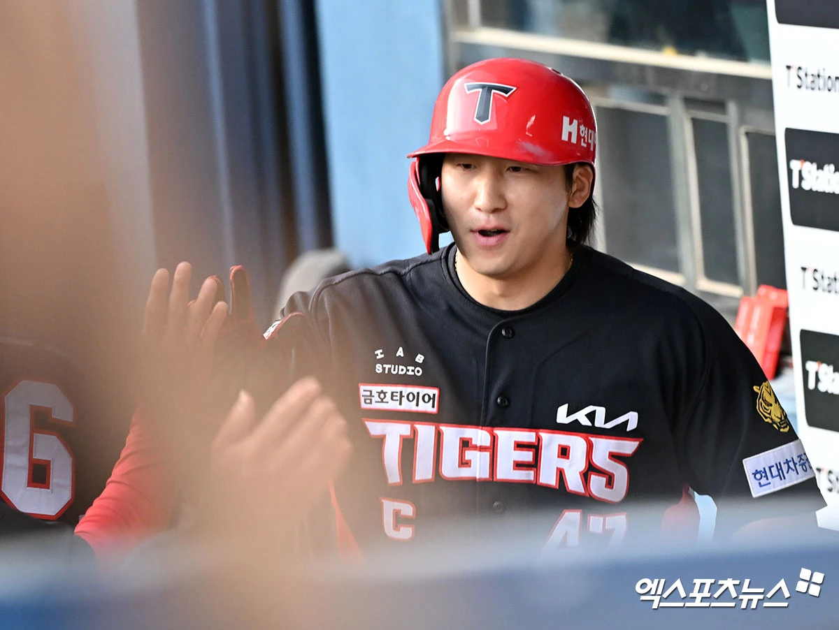 18일 오후 서울 송파구 잠실야구장에서 열린 '2026 신한 SOL Bank KBO리그' KIA 타이거즈와 두산 베어스의 경기, 5회초 1사 1,2루 KIA 나성범이 김선빈의 1타점 적시타때 득점에 성공하고 있다. 엑스포츠뉴스 DB