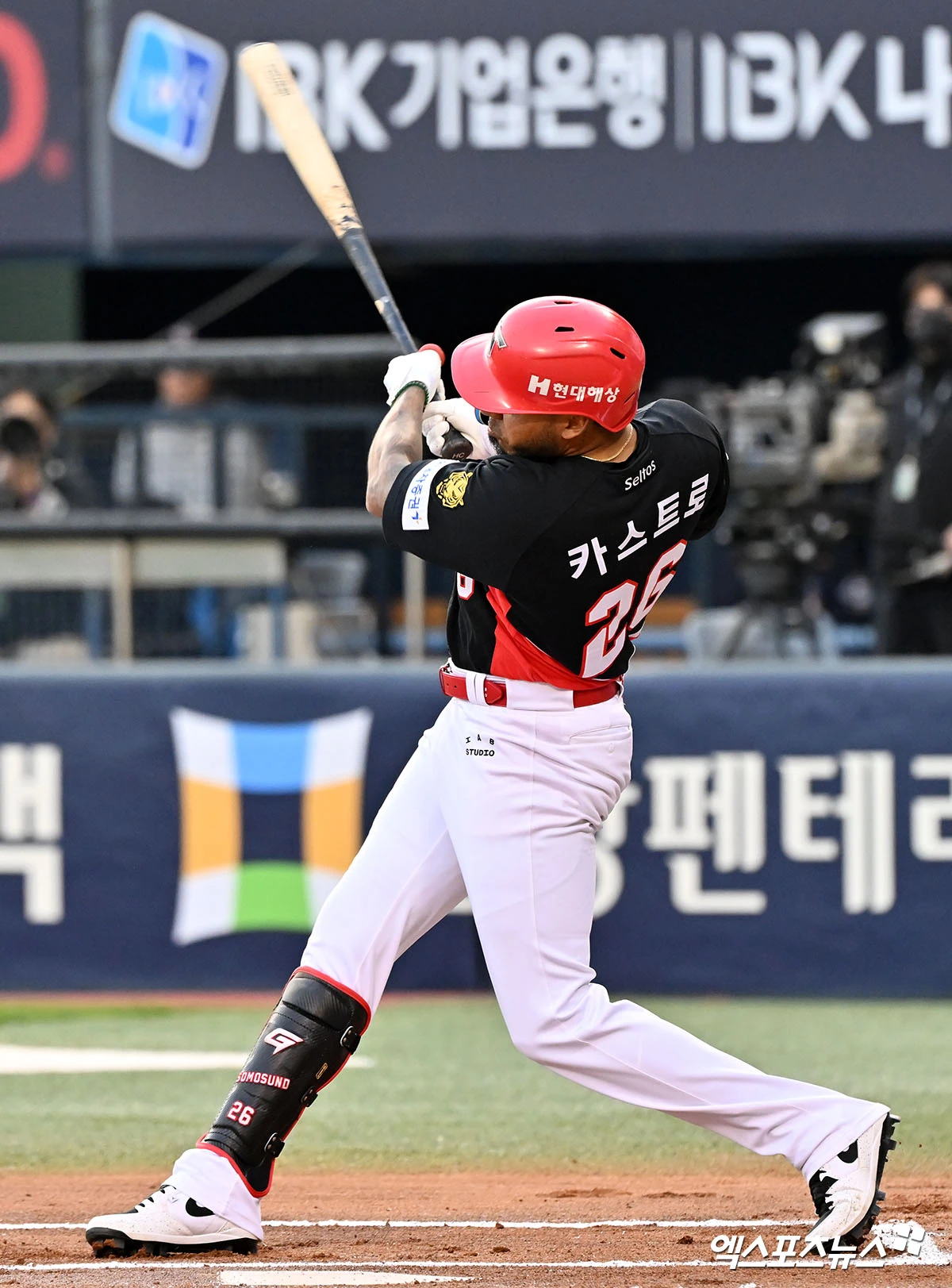 17일 오후 서울 송파구 잠실야구장에서 열린 '2026 신한 SOL Bank KBO리그' KIA 타이거즈와 두산 베어스의 경기, 1회초 2사 1,2루 KIA 카스트로가 2타점 2루타를 날리고 있다. 엑스포츠뉴스 DB