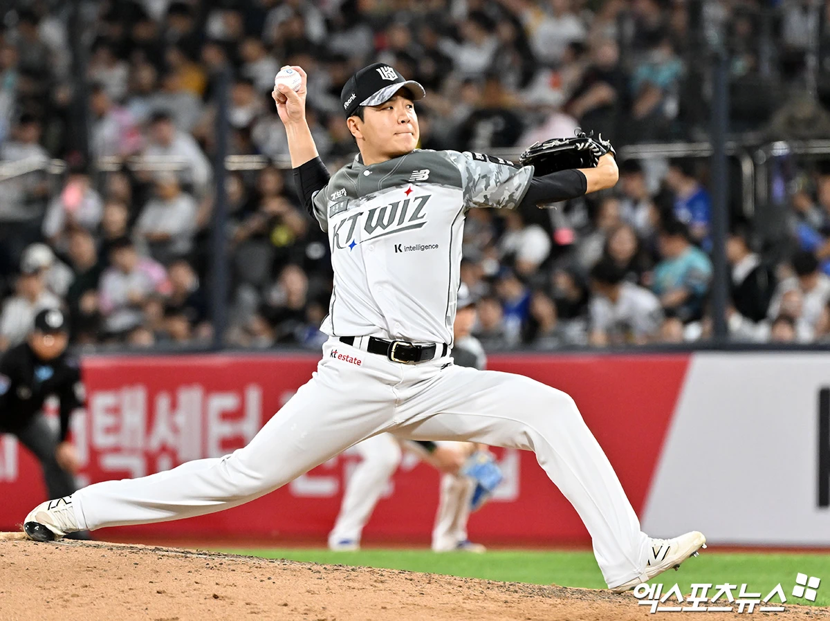 9일 오후 수원KT위즈파크에서 열린 '2026 신한 SOL Bank KBO리그' 삼성 라이온즈와 KT 위즈의 경기, 7회초 KT 손동현이 공을 힘차게 던지고 있다. 엑스포츠뉴스 DB