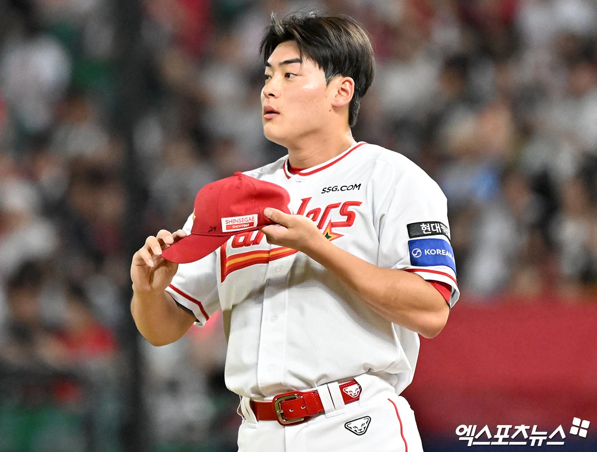 18일 오후 인천SSG랜더스필드에서 열린 '2026 신한 SOL Bank KBO리그' 롯데 자이언츠와 SSG 랜더스의 경기, 8회초 2사 1루 SSG 조병현이 투구 준비를 하고 있다. 엑스포츠뉴스 DB