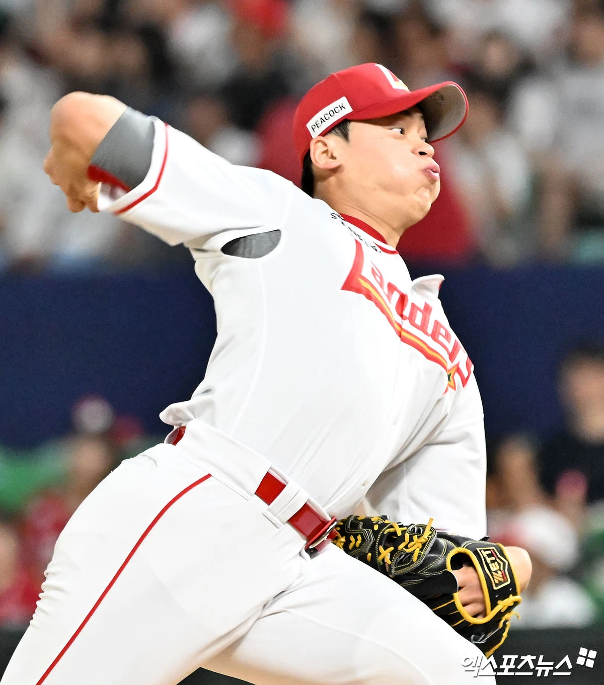 18일 오후 인천SSG랜더스필드에서 열린 '2026 신한 SOL Bank KBO리그' 롯데 자이언츠와 SSG 랜더스의 경기, 8회초 2사 1루 SSG 조병현이 공을 힘차게 던지고 있다. 엑스포츠뉴스 DB