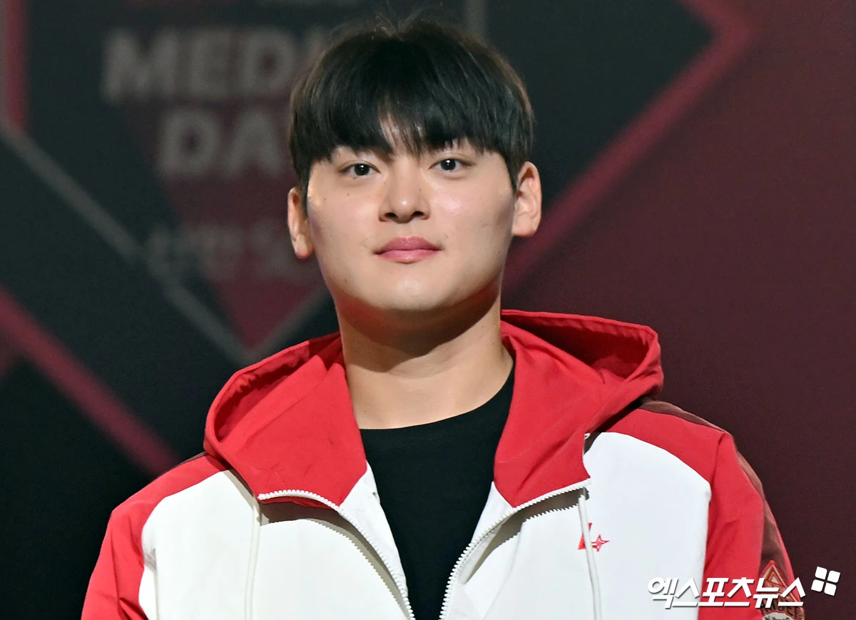 26일 오후 서울 송파구 롯데호텔 월드에서 열린 ‘2026 신한은행 SOL KBO’ 미디어데이, SSG 조병현이 포즈를 취하고 있다. 엑스포츠뉴스 DB
