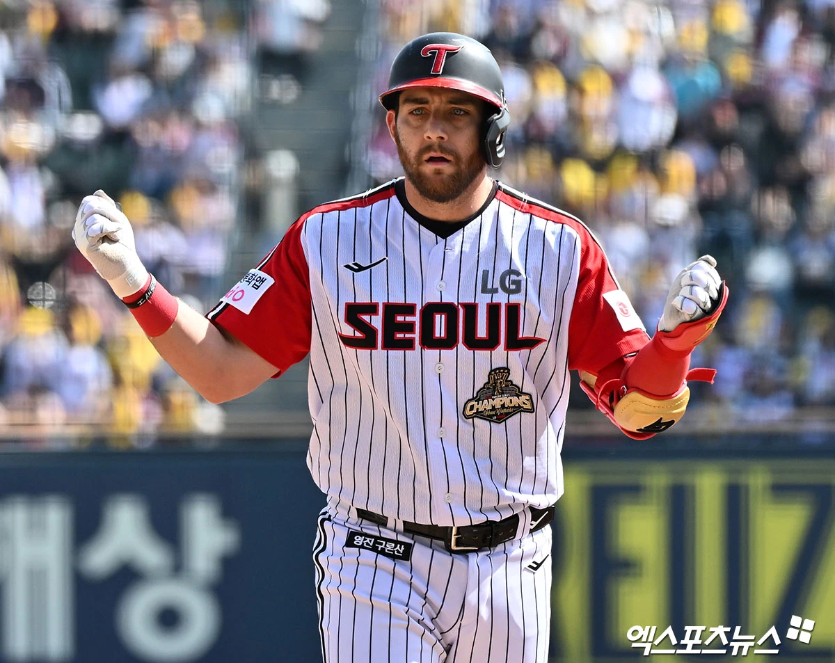 12일 오후 서울 송파구 잠실야구장에서 열린 '2026 신한 SOL Bank KBO리그' SSG 랜더스와 LG 트윈스의 경기, 3회말 1사 3루 LG 오스틴이 1타점 적시타를 날리고 있다. 엑스포츠뉴스 DB