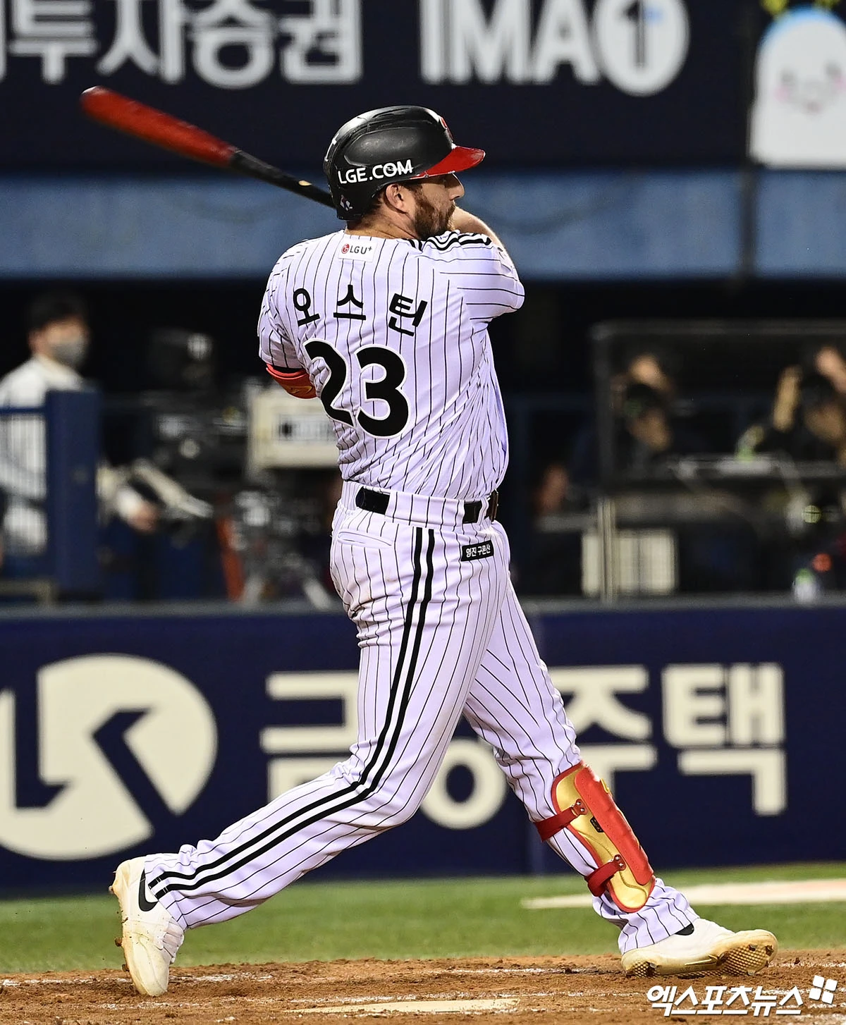16일 오후 서울 송파구 잠실야구장에서 열린 '2026 신한 SOL Bank KBO리그' 롯데 자이언츠와 LG 트윈스의 경기, 3회말 1사 1,2루 LG 오스틴이 3루주자 이영빈을 홈으로 불러들이는 땅볼을 때려내고 있다. 엑스포츠뉴스 DB