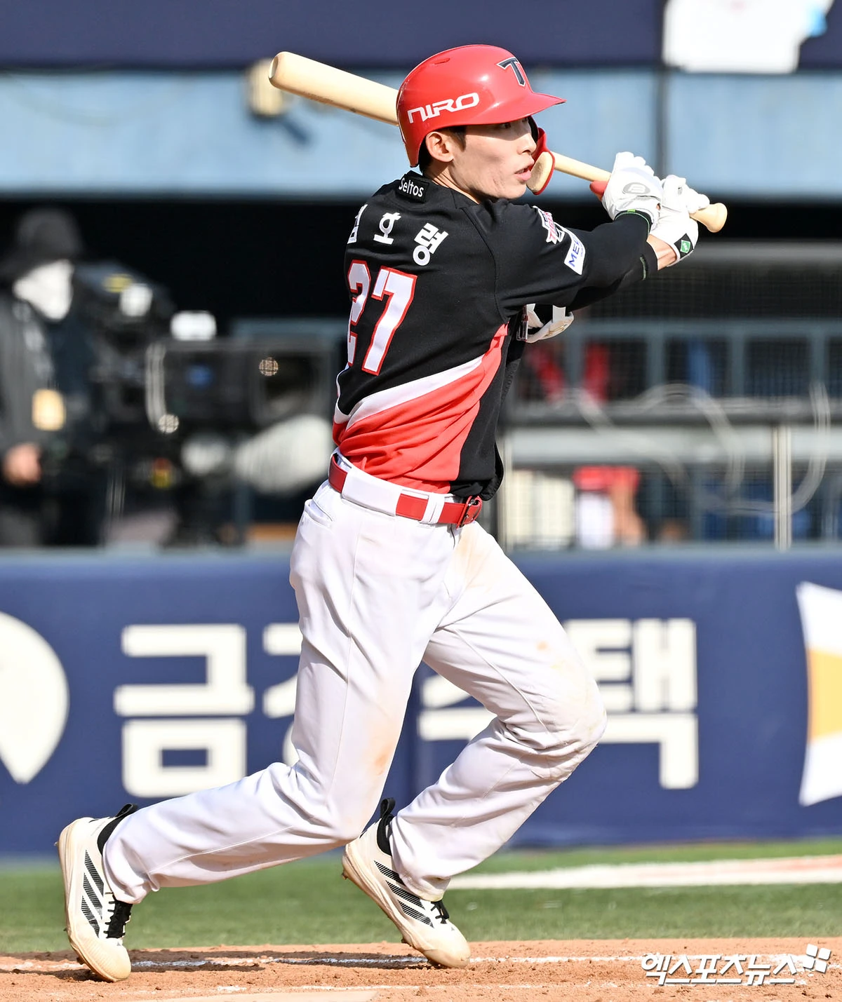 19일 오후 서울 송파구 잠실야구장에서 열린 '2026 신한 SOL Bank KBO리그' KIA 타이거즈와 두산 베어스의 경기, 8회초 2사 KIA 김호령이 우전안타를 날리고 있다. 엑스포츠뉴스 DB