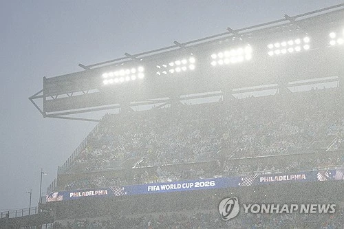 디디에 데샹 감독이 이끄는 프랑스는 23일(한국시간) 미국 필라델피아의 필라델피아 스타디움에서 열린 이라크와의 2026 국제축구연맹(FIFA) 북중미 월드컵 조별리그 I조 2차전서 음바페의 2골과 우스만 뎀벨레의 1골을 묶어 3-0 완승을 거뒀다. 앞서 세네갈과의 1차전서 3-1로 승리했던 프랑스는 2연승으로 노르웨이와의 최종전을 남기고 32강 진출을 조기에 확정했다. 이날 경기는 악천후로 경기 도중 2시간 중단됐다. 연합뉴스