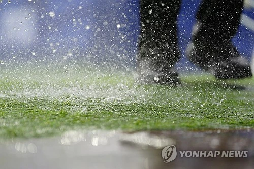 디디에 데샹 감독이 이끄는 프랑스는 23일(한국시간) 미국 필라델피아의 필라델피아 스타디움에서 열린 이라크와의 2026 국제축구연맹(FIFA) 북중미 월드컵 조별리그 I조 2차전서 음바페의 2골과 우스만 뎀벨레의 1골을 묶어 3-0 완승을 거뒀다. 앞서 세네갈과의 1차전서 3-1로 승리했던 프랑스는 2연승으로 노르웨이와의 최종전을 남기고 32강 진출을 조기에 확정했다. 이날 경기는 악천후로 경기 도중 2시간 중단됐다. 연합뉴스