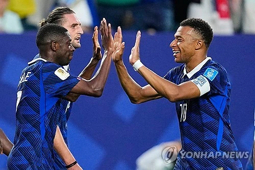 디디에 데샹 감독이 이끄는 프랑스는 23일(한국시간) 미국 필라델피아의 필라델피아 스타디움에서 열린 이라크와의 2026 국제축구연맹(FIFA) 북중미 월드컵 조별리그 I조 2차전서 음바페의 2골과 우스만 뎀벨레의 1골을 묶어 3-0 완승을 거뒀다. 앞서 세네갈과의 1차전서 3-1로 승리했던 프랑스는 2연승으로 노르웨이와의 최종전을 남기고 32강 진출을 조기에 확정했다. 프랑스 간판스타 킬리안 음바페는 1차전에 이어 이날도 2경기 연속 멀티골을 터트리며 프랑스 승리의 주역이 됐다. 연합뉴스