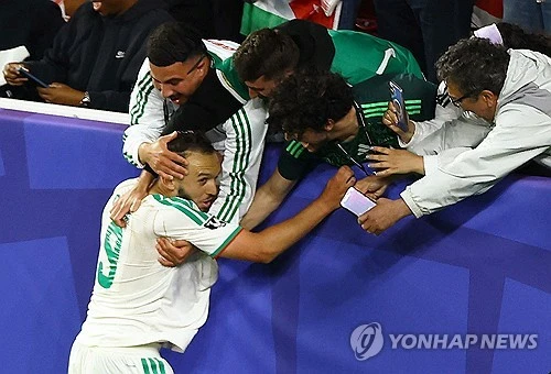 요르단은 사상 첫 월드컵에서 초반 2연패를 당하며 조기 탈락하는 수모를 겪었다. 알제리는 23일 미국 캘리포니아주 샌프란시스코의 베이 아레나 스타디움에서 열린 ) 조별리그 J조 2차전 요르단과의 경기에서 후반 동점포와 역전골이 터진 것에 힘입어 2-1 뒤집기 승리를 거뒀다. 알제리는 이날 승리를 통해 아르헨티나전 0-3 참패 충격을 딛고 1승1패를 기록했다. 오스트리아와의 3차전에서 32강 토너먼트 진출을 타진할 수 있게 됐다. 월드컵 첫 출전국인 요르단은 2경기 만에 선제골까지 넣으면서 승점 획득을 바라봤으나 후반 세트피스 수비가 무너지면서 고개를 숙였다. 요르단은 조별리그 탈락이 확정됐다. 연합뉴스