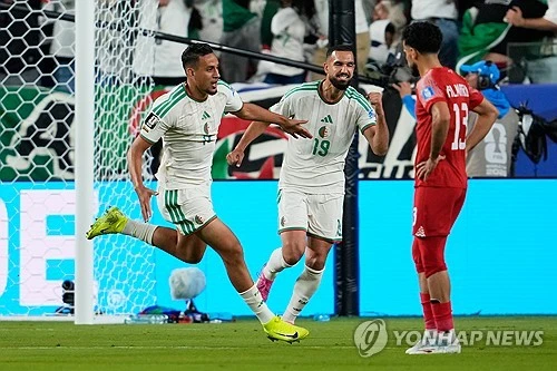요르단은 사상 첫 월드컵에서 초반 2연패를 당하며 조기 탈락하는 수모를 겪었다. 알제리는 23일 미국 캘리포니아주 샌프란시스코의 베이 아레나 스타디움에서 열린 ) 조별리그 J조 2차전 요르단과의 경기에서 후반 동점포와 역전골이 터진 것에 힘입어 2-1 뒤집기 승리를 거뒀다. 알제리는 이날 승리를 통해 아르헨티나전 0-3 참패 충격을 딛고 1승1패를 기록했다. 오스트리아와의 3차전에서 32강 토너먼트 진출을 타진할 수 있게 됐다. 월드컵 첫 출전국인 요르단은 2경기 만에 선제골까지 넣으면서 승점 획득을 바라봤으나 후반 세트피스 수비가 무너지면서 고개를 숙였다. 요르단은 조별리그 탈락이 확정됐다. 연합뉴스