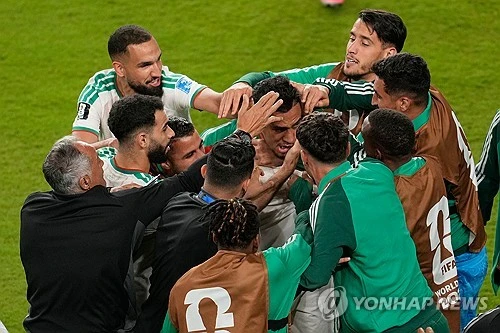 요르단은 사상 첫 월드컵에서 초반 2연패를 당하며 조기 탈락하는 수모를 겪었다. 알제리는 23일 미국 캘리포니아주 샌프란시스코의 베이 아레나 스타디움에서 열린 ) 조별리그 J조 2차전 요르단과의 경기에서 후반 동점포와 역전골이 터진 것에 힘입어 2-1 뒤집기 승리를 거뒀다. 알제리는 이날 승리를 통해 아르헨티나전 0-3 참패 충격을 딛고 1승1패를 기록했다. 오스트리아와의 3차전에서 32강 토너먼트 진출을 타진할 수 있게 됐다. 월드컵 첫 출전국인 요르단은 2경기 만에 선제골까지 넣으면서 승점 획득을 바라봤으나 후반 세트피스 수비가 무너지면서 고개를 숙였다. 요르단은 조별리그 탈락이 확정됐다. 연합뉴스