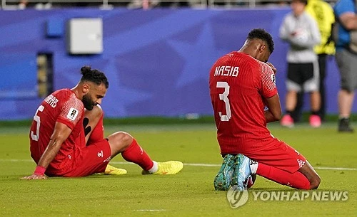 요르단은 사상 첫 월드컵에서 초반 2연패를 당하며 조기 탈락하는 수모를 겪었다. 알제리는 23일 미국 캘리포니아주 샌프란시스코의 베이 아레나 스타디움에서 열린 ) 조별리그 J조 2차전 요르단과의 경기에서 후반 동점포와 역전골이 터진 것에 힘입어 2-1 뒤집기 승리를 거뒀다. 알제리는 이날 승리를 통해 아르헨티나전 0-3 참패 충격을 딛고 1승1패를 기록했다. 오스트리아와의 3차전에서 32강 토너먼트 진출을 타진할 수 있게 됐다. 월드컵 첫 출전국인 요르단은 2경기 만에 선제골까지 넣으면서 승점 획득을 바라봤으나 후반 세트피스 수비가 무너지면서 고개를 숙였다. 요르단은 조별리그 탈락이 확정됐다. 연합뉴스