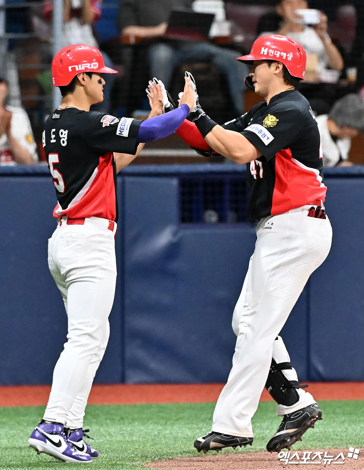 KIA 타이거즈 나성범(오른쪽)이 23일 서울 고척스카이돔에서 열린 2026 신한 SOL KBO리그 키움과의 팀 간 7차전에서 3회초 결승 선제 2점 홈런을 기록했다. 사진 김한준 기자