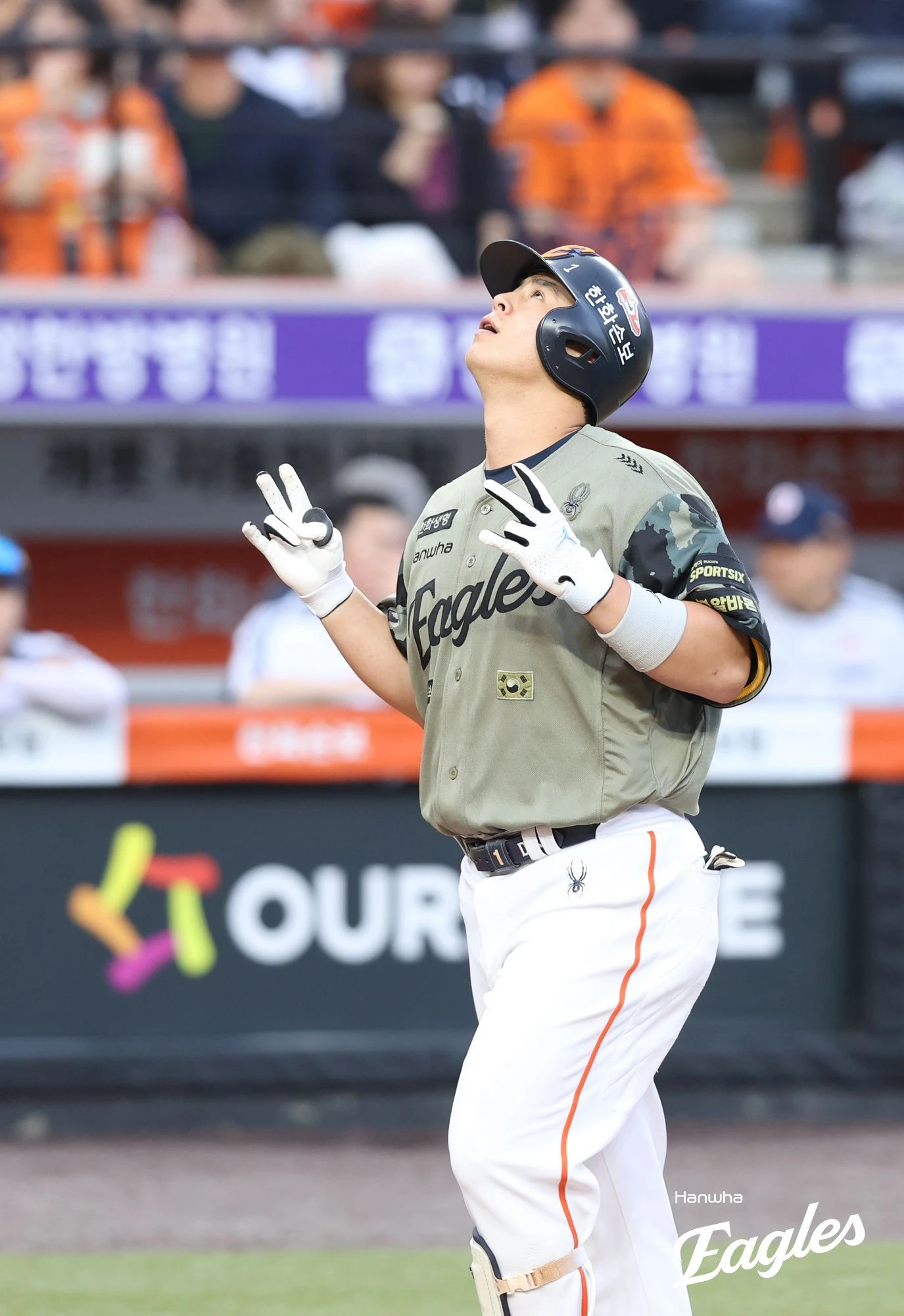 한화는 23일 대전 한화생명볼파크에서 2026 신한 SOL뱅크 KBO리그 두산전을 치러 3-2로 승리했다. 이날 승리로 한화는 시즌 34승2무35패로 4연패 수렁에 빠진 두산(시즌 34승2무37패)을 제치고 다시 5위로 올라섰다. 한화는 2-2로 팽팽하던 9회말 1사 뒤 요나단 페라자의 좌익선상 2루타로 끝내기 기회를 맞이했다. 2사 뒤 강백호가 자동 고의4구로 걸어나간 가운데 두산이 선택한 노시환이 좌중간 끝내기 안타를 날려 경기를 마무리했다. 한화 이글스