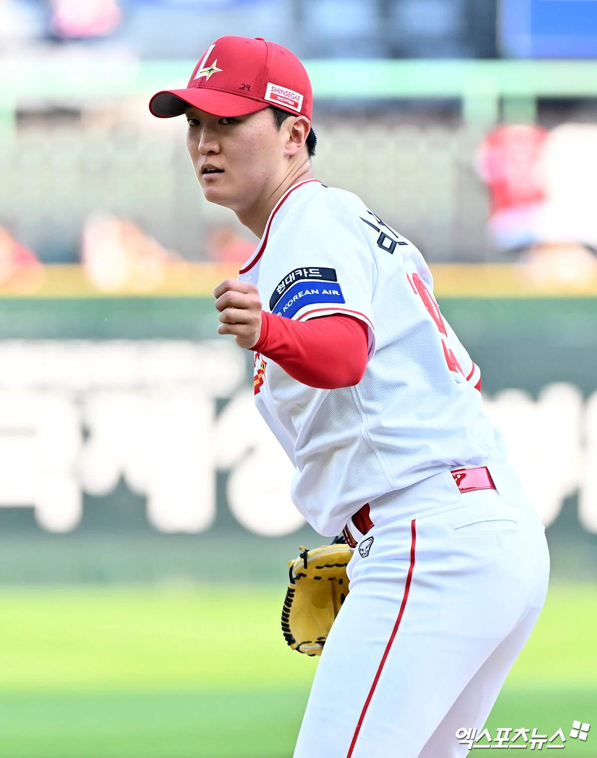 17일 오후 인천SSG랜더스필드에서 열린 '2026 신한 SOL Bank KBO리그' 롯데 자이언츠와 SSG 랜더스의 경기, 1회초 SSG 선발투수 김건우가 공을 힘차게 던지고 있다. 엑스포츠뉴스 DB
