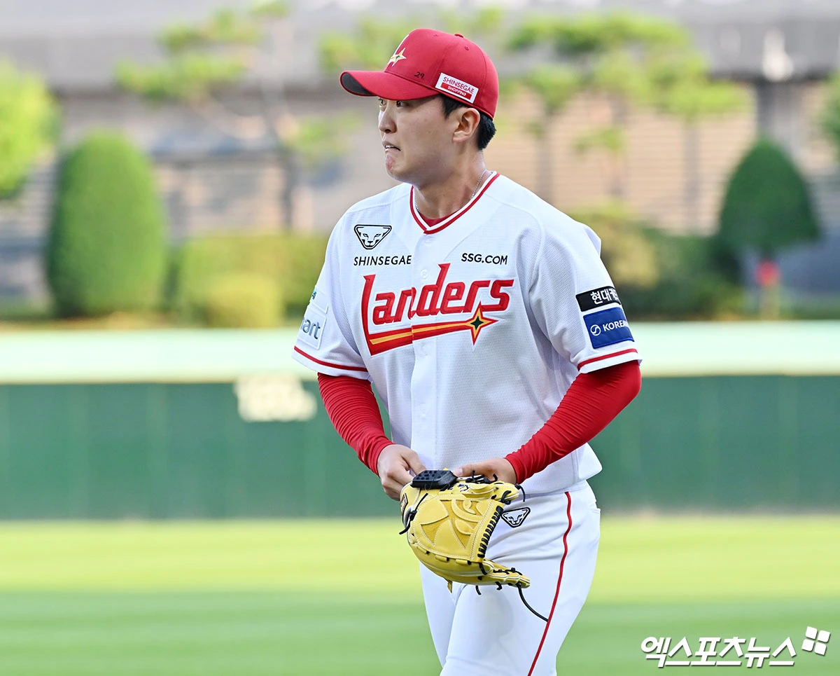 17일 오후 인천SSG랜더스필드에서 열린 '2026 신한 SOL Bank KBO리그' 롯데 자이언츠와 SSG 랜더스의 경기, 1회초 수비를 마친 SSG 선발투수 김건우가 더그아웃으로 향하고 있다. 엑스포츠뉴스 DB