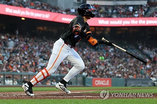 미국 메이저리그(MLB) 샌프란시스코 자이언츠의 이정후가 첫 타석부터 홈런에 이은 멀티히트를 폭발했다. 샌프란시스코 자이언츠는 24일 오전 10시 45분부터 미국 캘리포니아주 샌프란시스코의 오라클 파크에서 애슬레틱스와 2026 메이저리그 정규시즌 홈 경기를 치르는 중이다. 이정후는 2회말 1사 주자 없는 상황에서 첫 타석에 등장한 뒤 상대 선발 애런 서발리의 2구를 통타해 솔로포를 터트렸다. 자신의 시즌 5호 홈런이다. 이어 4회말엔 내야안타로 멀티히트를 일찌감치 기록했다. 연합뉴스  