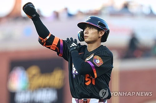 미국 메이저리그(MLB) 샌프란시스코 자이언츠의 이정후가 첫 타석부터 홈런에 이은 멀티히트를 폭발했다. 샌프란시스코 자이언츠는 24일 오전 10시 45분부터 미국 캘리포니아주 샌프란시스코의 오라클 파크에서 애슬레틱스와 2026 메이저리그 정규시즌 홈 경기를 치르는 중이다. 이정후는 2회말 1사 주자 없는 상황에서 첫 타석에 등장한 뒤 상대 선발 애런 서발리의 2구를 통타해 솔로포를 터트렸다. 자신의 시즌 5호 홈런이다. 이어 4회말엔 내야안타로 멀티히트를 일찌감치 기록했다. 연합뉴스  