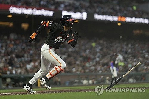 미국 메이저리그(MLB) 샌프란시스코 자이언츠의 이정후가 첫 타석부터 홈런에 이은 멀티히트를 폭발했다. 샌프란시스코 자이언츠는 24일 오전 10시 45분부터 미국 캘리포니아주 샌프란시스코의 오라클 파크에서 애슬레틱스와 2026 메이저리그 정규시즌 홈 경기를 치르는 중이다. 이정후는 2회말 1사 주자 없는 상황에서 첫 타석에 등장한 뒤 상대 선발 애런 서발리의 2구를 통타해 솔로포를 터트렸다. 자신의 시즌 5호 홈런이다. 이어 4회말엔 내야안타로 멀티히트를 일찌감치 기록했다. 연합뉴스  