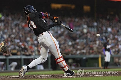 미국 메이저리그(MLB) 샌프란시스코 자이언츠의 이정후가 첫 타석부터 홈런에 이은 멀티히트를 폭발했다. 샌프란시스코 자이언츠는 24일 오전 10시 45분부터 미국 캘리포니아주 샌프란시스코의 오라클 파크에서 애슬레틱스와 2026 메이저리그 정규시즌 홈 경기를 치르는 중이다. 이정후는 2회말 1사 주자 없는 상황에서 첫 타석에 등장한 뒤 상대 선발 애런 서발리의 2구를 통타해 솔로포를 터트렸다. 자신의 시즌 5호 홈런이다. 이어 4회말엔 내야안타로 멀티히트를 일찌감치 기록했다. 연합뉴스  