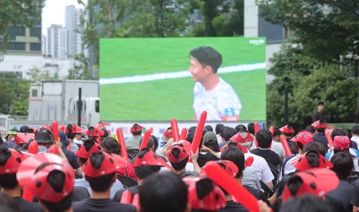 JTBC의 2026 북중미 월드컵 중계권료 미납으로 국내 중계가 중단될 수 있다는 우려가 퍼진 가운데 정몽규 대한축구협회장이 국제축구연맹(FIFA)과 협조해 차질 없는 중계를 약속받았다. 대한축구협회는 24일 멕시코에 체류하는 월드컵 현장 취재진에 '한국 내 월드컵 중계와 관련해 일본 언론 등이 착오가 있는 내용을 보도함에 따라 22일 저녁 정몽규 회장이 마티아스 그라프스트롬 FIFA 사무총장과 통화해 직접 상황을 점검했다. 정 회장은 한국 내 축구 팬들이 월드컵을 문제없이 즐길 수 있도록 협조를 요청했고, 오늘 오후 FIFA로부터 한국 내 중계권사가 모든 경기를 예정대로 중계할 수 있다는 답을 수신했다'고 밝혔다. 연합뉴스
