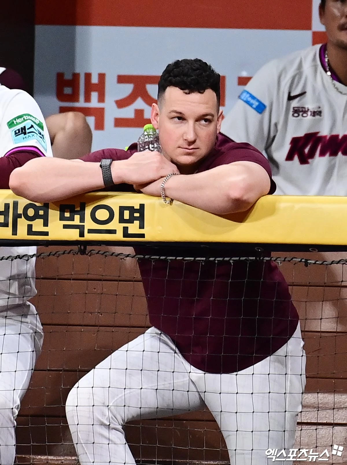 21일 오후 서울 고척스카이돔에서 열린 '2026 신한 SOL Bank KBO리그' 롯데 자이언츠와 키움 히어로즈의 경기, 롯데가 김동현의 홈런 포함 2안타 3타점 활약에 힘입어 6:3의 스코어로 승리하며 시즌 첫 5연승을 질주했다. 9회말 키움 로젠버그가 더그아웃에서 경기를 지켜보고 있다. 엑스포츠뉴스 DB