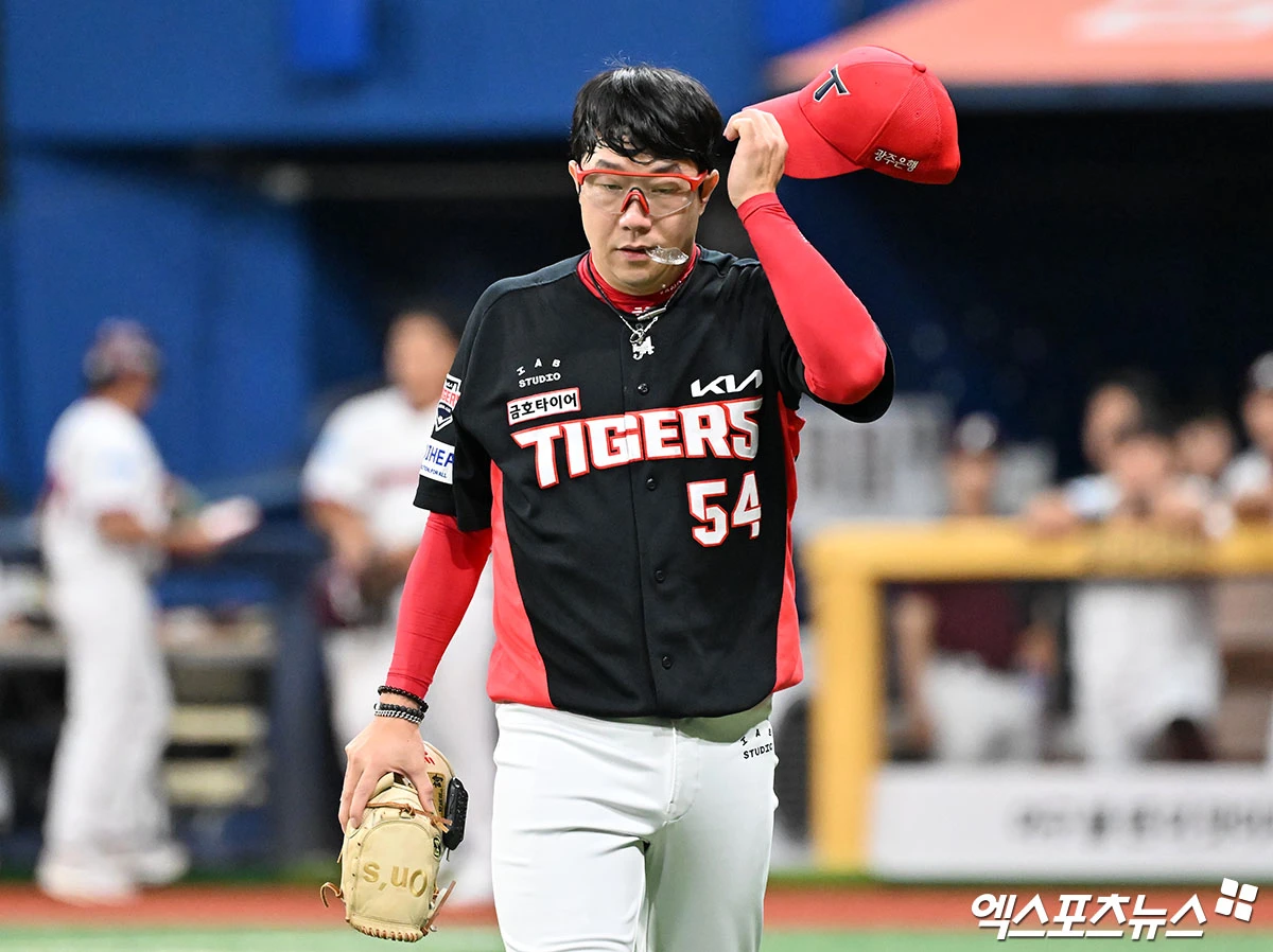24일 오후 서울 구로구 고척스카이돔에서 열린 '2026 신한 SOL Bank KBO리그' KIA 타이거즈와 키움 히어로즈의 경기, 2회말 수비를 마친 KIA 양현종이 더그아웃으로 향하고 있다. 고척, 김한준 기자