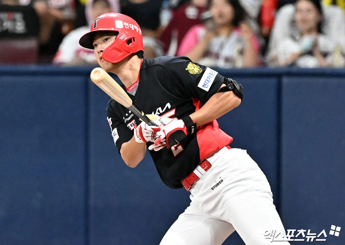 24일 오후 서울 구로구 고척스카이돔에서 열린 '2026 신한 SOL Bank KBO리그' KIA 타이거즈와 키움 히어로즈의 경기, 6회초 2사 2,3루 KIA 박민이 2타점 2루타를 날리고 있다. 고척, 김한준 기자