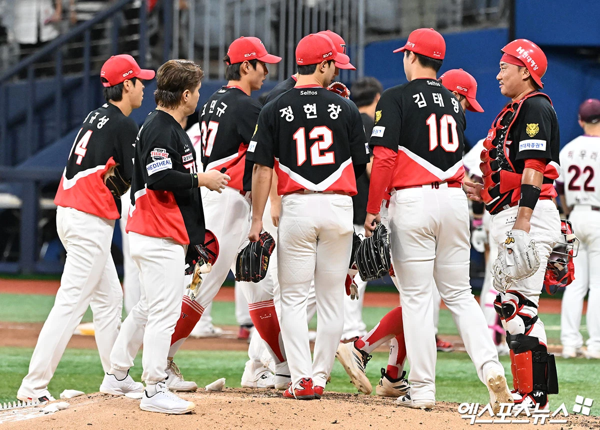 24일 오후 서울 구로구 고척스카이돔에서 열린 '2026 신한 SOL Bank KBO리그' KIA 타이거즈와 키움 히어로즈의 경기, KIA가 키움에 10:3으로 승리하며 3연승을 기록했다.  이날 경기에서 승리한 KIA 선수들이 기뻐하고 있다. 고척, 김한준 기자