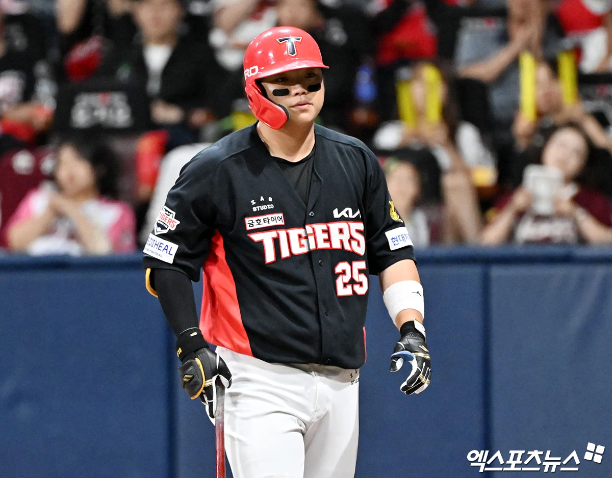 24일 오후 서울 구로구 고척스카이돔에서 열린 '2026 신한 SOL Bank KBO리그' KIA 타이거즈와 키움 히어로즈의 경기, 4회초 무사 1루 KIA 한준수가 볼넷으로 출루하고 있다. 고척, 김한준 기자