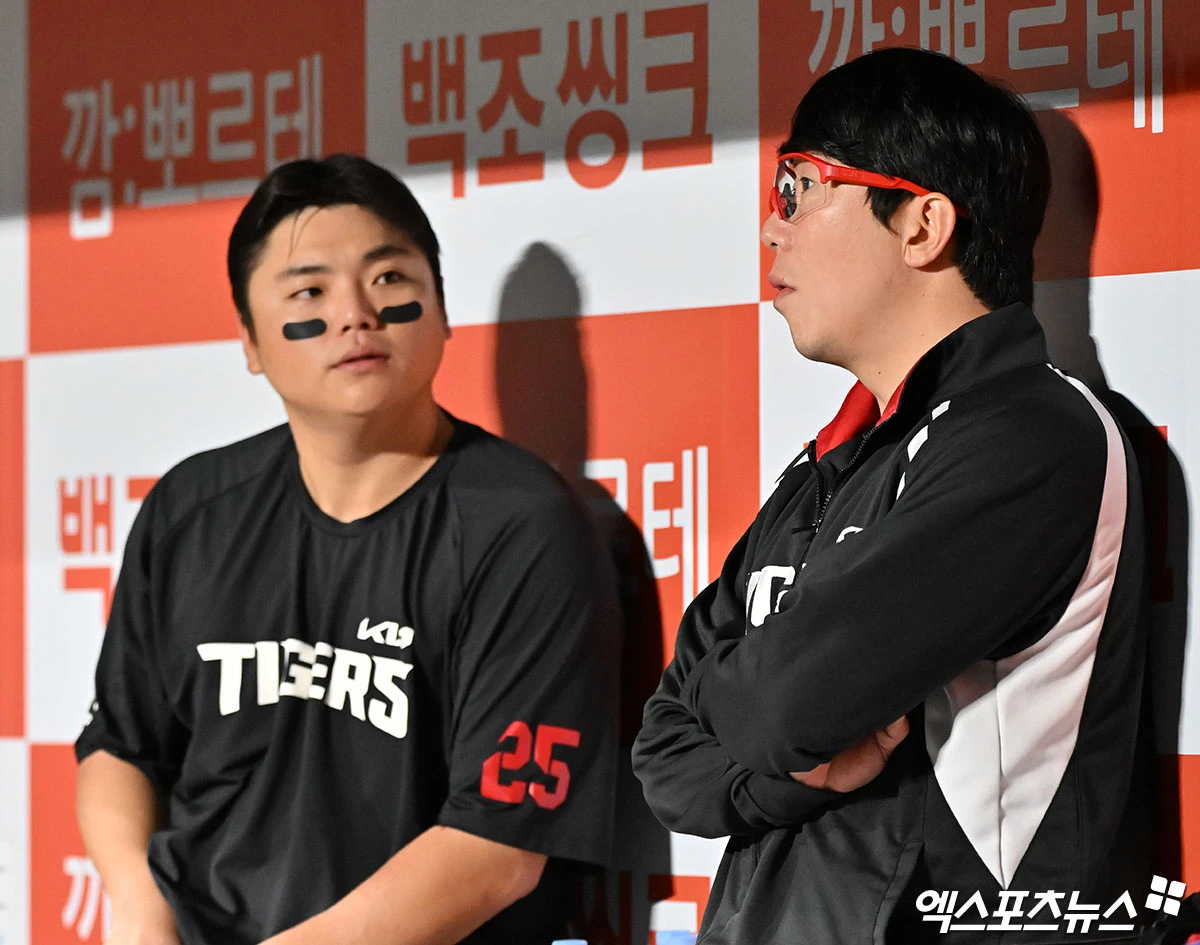 24일 오후 서울 구로구 고척스카이돔에서 열린 '2026 신한 SOL Bank KBO리그' KIA 타이거즈와 키움 히어로즈의 경기, KIA 한준수와 양현종이 더그아웃에서 대화를 나누고 있다. 고척, 김한준 기자