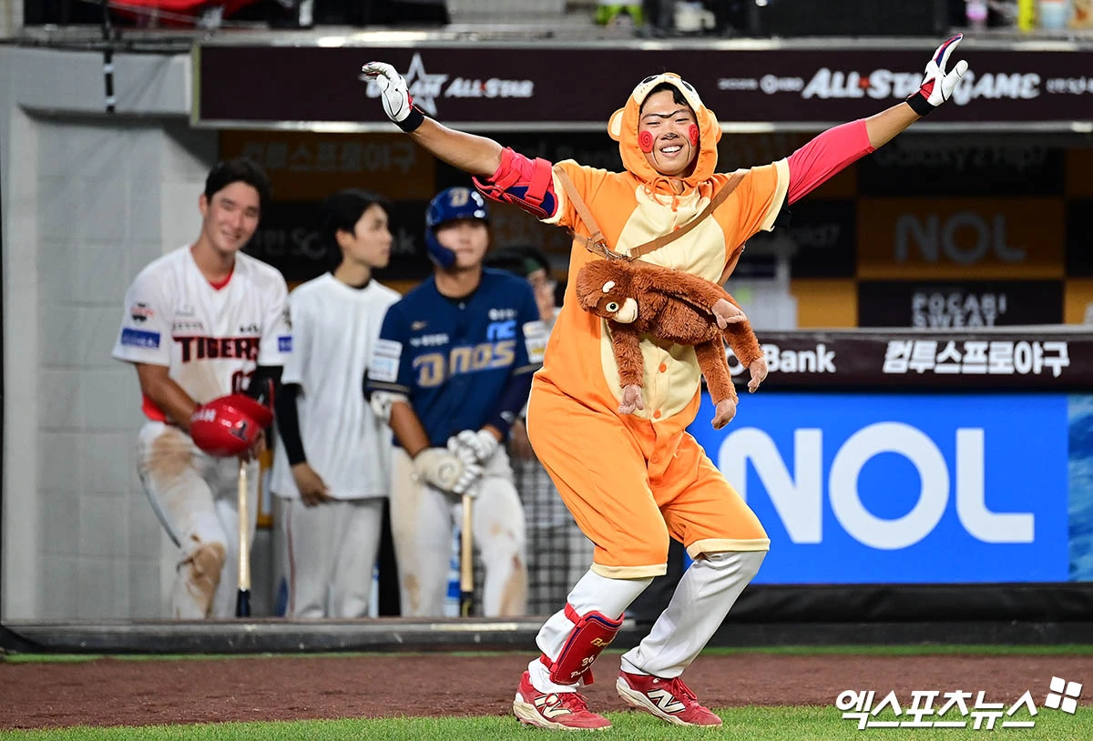 11일 오후 대전한화생명볼파크에서 열린 '2025 신한 SOL Bank KBO 퓨처스 올스타전' 남부리그와 북부리그의 경기, 8회초 1사 1루 남부 박재현이 퍼포먼스를 선보이고 있다. 엑스포츠뉴스 DB