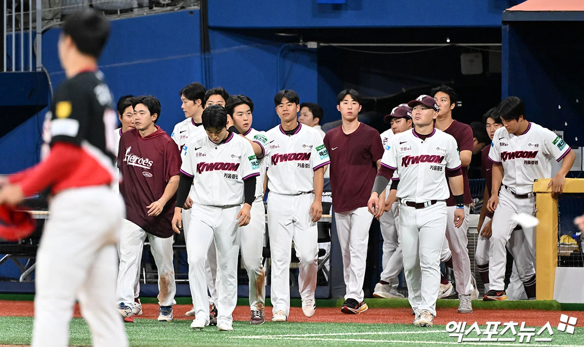 24일 오후 서울 구로구 고척스카이돔에서 열린 '2026 신한 SOL Bank KBO리그' KIA 타이거즈와 키움 히어로즈의 경기, KIA가 키움에 10:3으로 승리하며 3연승을 기록했다.  경기종료 후 키움 선수단이 그라운드로 나오고 있다. 고척, 김한준 기자