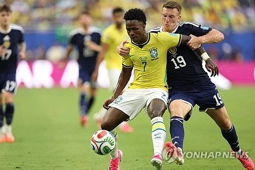카를로 안첼로티 감독이 이끄는 브라질 축구 국가대표팀은 25일(한국시간) 미국 플로리다주 마이애미의 마이애미 스타디움에서 열린 2026 국제축구연맹(FIFA) 북중미 월드컵 조별리그 C조 3차전에서 비니시우스의 멀티골을 앞세워 3-0 완승을 거뒀다. 승점 3점을 추가한 브라질은 승점 7점(2승1무)을 마크하며 득실차에서 모로코(승점 7)를 제치고 C조 1위로 32강에 진출했다. 브라질은 32강에서 F조 2위를 만난다. 반면 승점 3점(1승2패)에 머무른 스코틀랜드는 각 조 3위 팀들과 경쟁을 통해 32강 진출 여부를 기다려야 한다. 한편, 브라질과 32강 대결을 벌이게 되는 F조 2위는 26일 결정된다. F조에선 네덜란드와 일본이 각각 승점 4를 기록한 채 골득실에서 살려 1위와 2위를 달리는 중이다. 승점 3인 스웨덴이 26일 일본전을 이기면 1위 혹은 2위가 될 수 있다. 연합뉴스