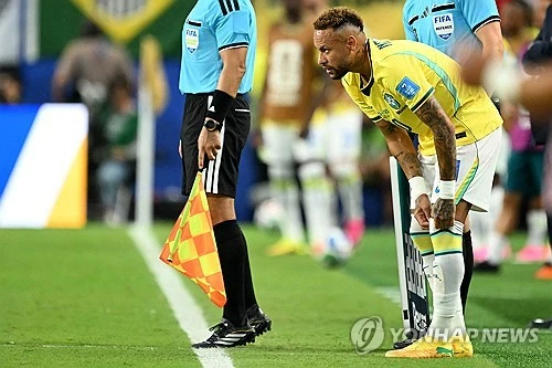 카를로 안첼로티 감독이 이끄는 브라질 축구 국가대표팀은 25일(한국시간) 미국 플로리다주 마이애미의 마이애미 스타디움에서 열린 2026 국제축구연맹(FIFA) 북중미 월드컵 조별리그 C조 3차전에서 비니시우스의 멀티골을 앞세워 3-0 완승을 거뒀다. 승점 3점을 추가한 브라질은 승점 7점(2승1무)을 마크하며 득실차에서 모로코(승점 7)를 제치고 C조 1위로 32강에 진출했다. 브라질은 32강에서 F조 2위를 만난다. 반면 승점 3점(1승2패)에 머무른 스코틀랜드는 각 조 3위 팀들과 경쟁을 통해 32강 진출 여부를 기다려야 한다. 한편, 브라질과 32강 대결을 벌이게 되는 F조 2위는 26일 결정된다. F조에선 네덜란드와 일본이 각각 승점 4를 기록한 채 골득실에서 살려 1위와 2위를 달리는 중이다. 승점 3인 스웨덴이 26일 일본전을 이기면 1위 혹은 2위가 될 수 있다. 연합뉴스